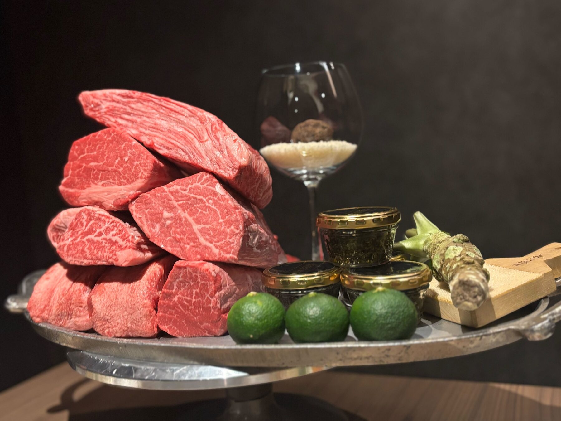 会員制焼肉店で提供された和牛の塊肉とキャビア